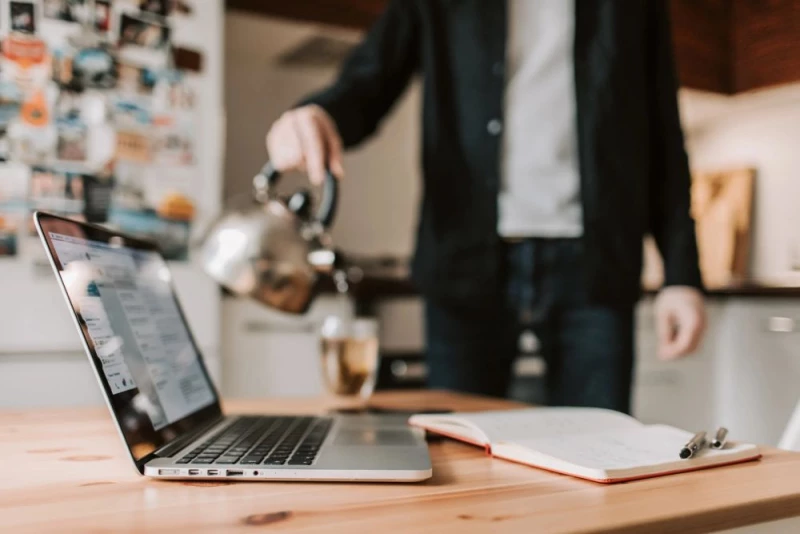 Praca hybrydowa poprawia samopoczucie, work-life balance i wydajność